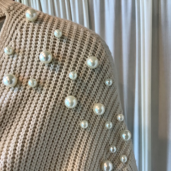 Entro Women’s Cream Sweater With Pearls on the Shoulders Size Small - Picture 5 of 7